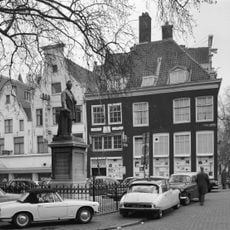 Pand met gepleisterde puntgevel