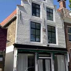 Eenvoudig pandje onder zadeldak tegen puntgevel en puntvormige achtergevel met vlechtingen