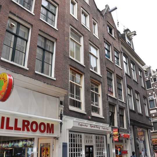 Pand met gevel onder rechte lijst