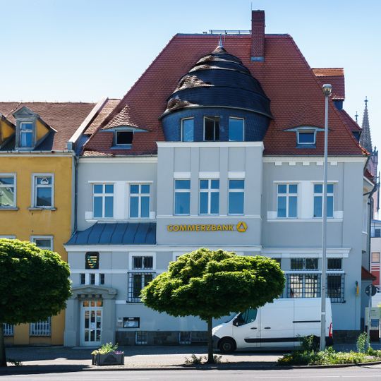 Bankgebäude in halboffener Bebauung Promenade 12