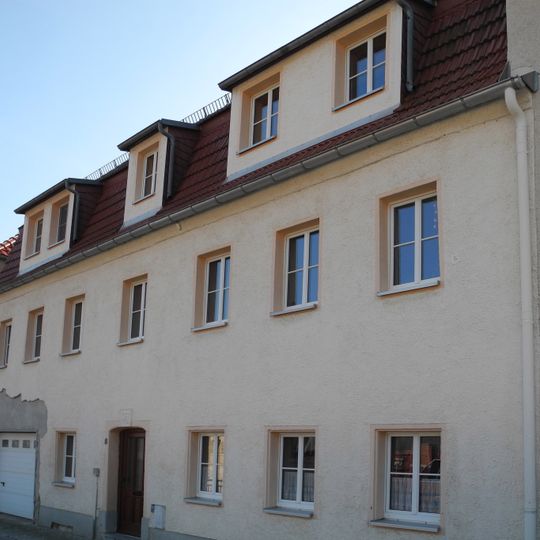 Wohnhaus in halboffener Bebauung, Sandstein-Türstock mit Schlussstein Alte Bergstraße 8