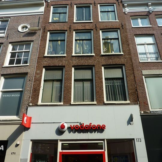 Pand met gevel onder vernieuwde, in het midden verhoogde lijst met neo-renaissance-consoles