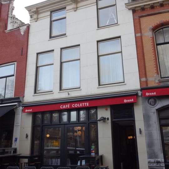 Pand met lijstgevel met fraai gesneden consoles