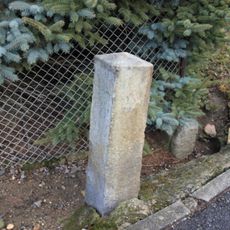 Wegestein Neu-Puschwitz (Kreuzung am Ortseingang)