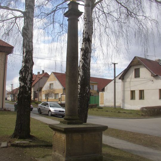 Sloup se sochou Panny Marie
