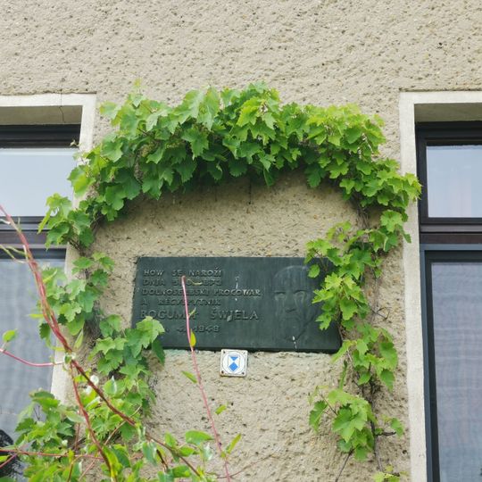 Gedenktafel für Bogumił Šwjela in Schorbus