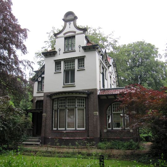 Rentenierswoning in Overgangsstijl met aangebouwde keuken