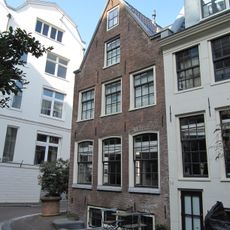 Hoekhuis, voorgevel onder latere punttop