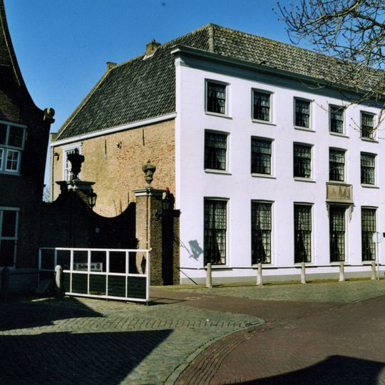 Huis te Heenvliet: muur met toegangspoort