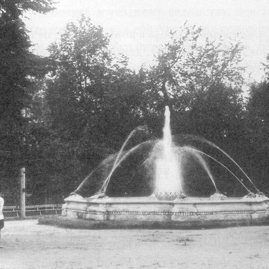 Фонтан с лягушками