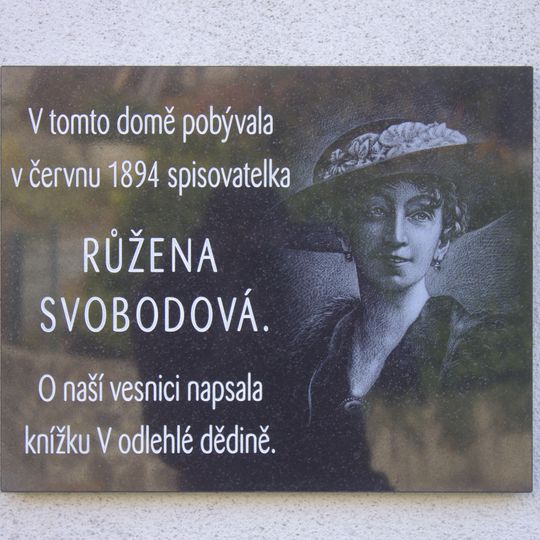 Pamětní deska Růženy Svobodové v Kosově na zdi fary