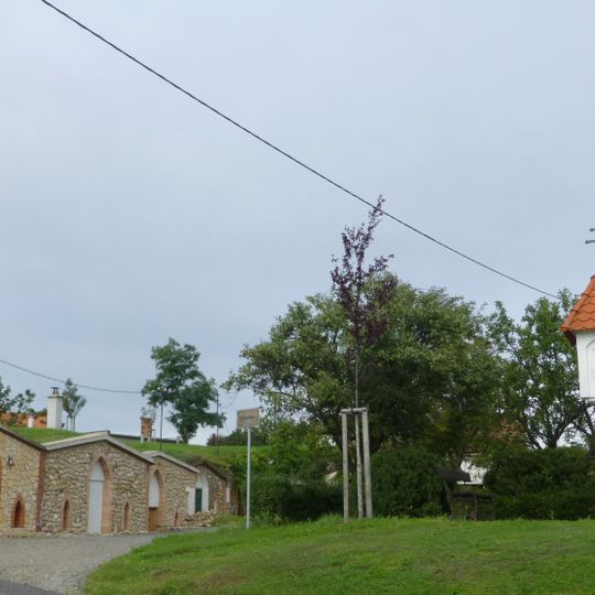 Boží muka se studánkou pod Stráží