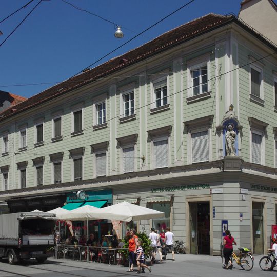 Stadtpfarrhof Hl. Blut mit Sandsteinfigur Maria und zwei Steinskulpturen