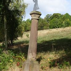 Sloup s plechovým křížem