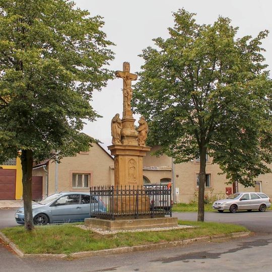 Kříž v Pavlově u kostela