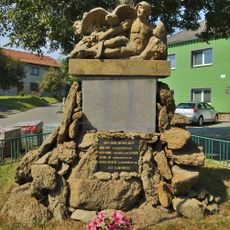 Pomník padlým ve Slatinkách naproti škole