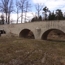 Hráz rybníka Bezdrev s mostem a propustkem