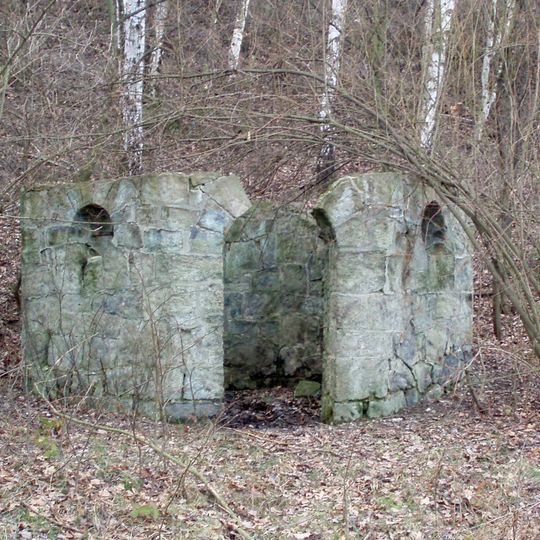 Zřícenina kaple nad pramenem Stekník