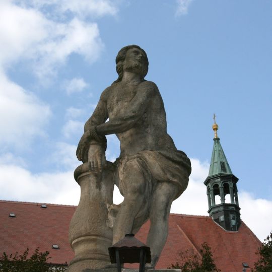 Ecce-Homo-Statue am Aufgang zur Katholischen Pfarrkirche Kirchberg