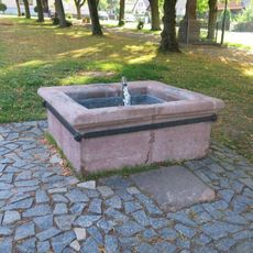 Kašna na Karlovském náměstí v Lomnici nad Popelkou