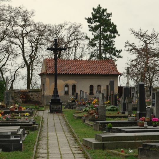 Centrální kříž na hřbitově u rotundy Budeč, Zákolany