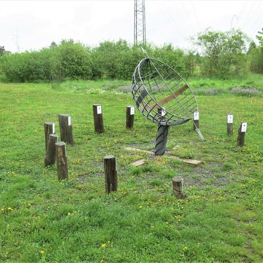 Sluneční hodiny u dětského hřiště v Suchdolské ulici v Suchdole