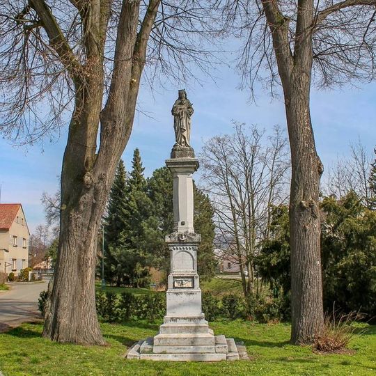 Sloup se sochou Panny Marie v Újezdu na rozcestí k nádraží