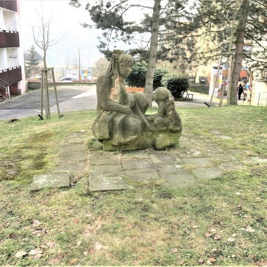 Socha Matka a dítě v ulici Vnější ve Vratislavicích nad Nisou