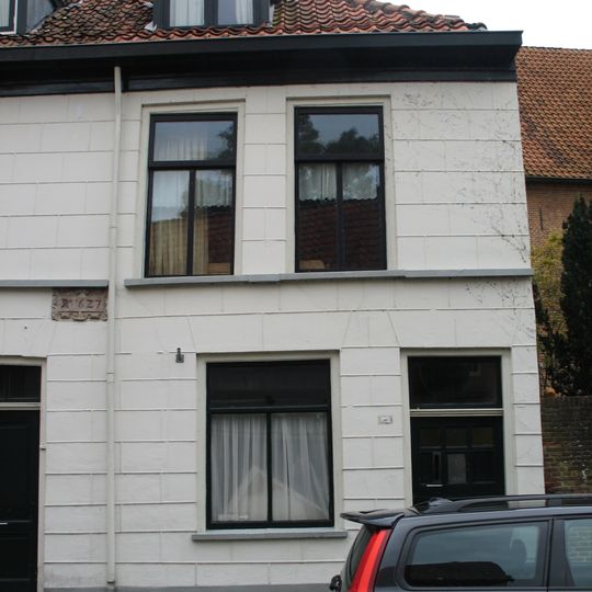 Pand onder zadeldak en met gepleisterde lijstgevel