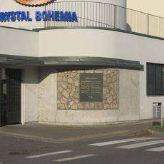 Pamětní deska obětem fašismu na budově vrátnice Crystal Bohemia v Poděbradech