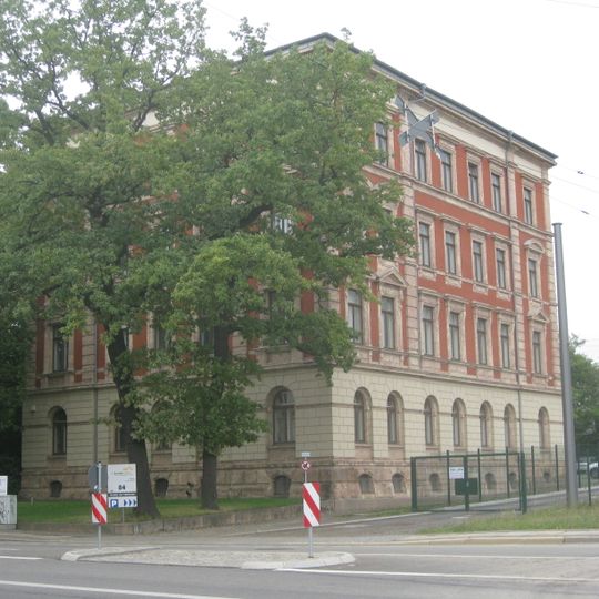 Mietshaus in offener Bebauung mit Vorgarten Straße der Nationen 84