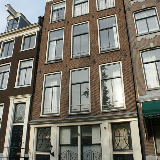 Pand met gevel onder rechte lijst