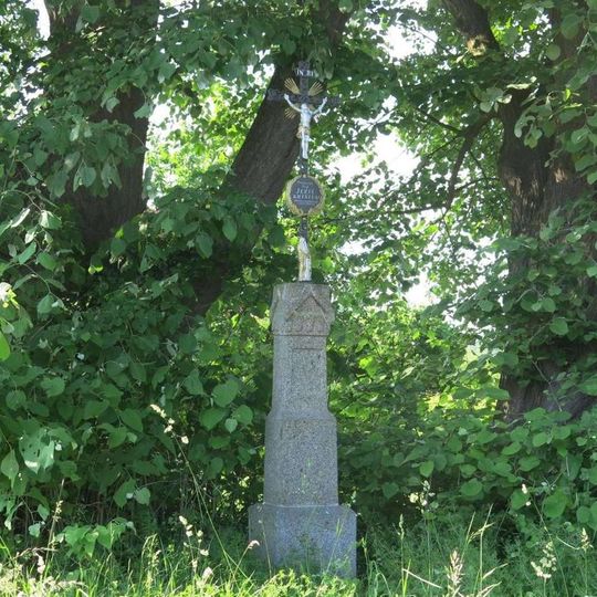 Kříž na rozcestí u tenisových kurtů v Tajanově