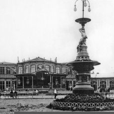 Утрачена верхняя часть скульптуры, фонтан не действует