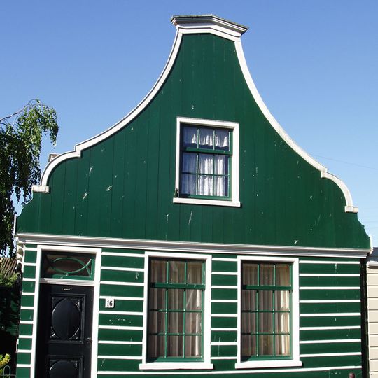 Houten huis met uit- en ingezwenkt voorschot