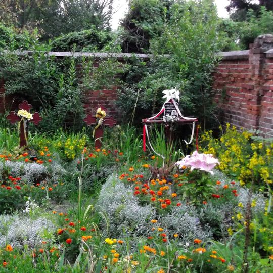 Dawny cmentarz przy kościele w Dołgiu