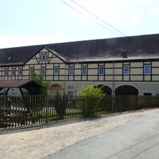 Dreiseithof mit Wohnstallhaus, Seitengebäude (mit Kumthalle) und Scheune Pirnaer Straße 12