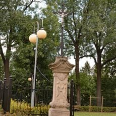 Kříž u kostela v Dolním Bousově