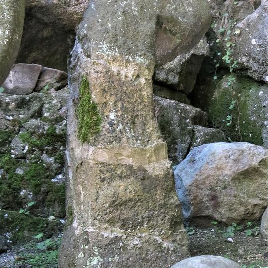 Smírčí kříže ve vstupu do hradu Loket