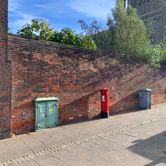 Garden wall, 54 St John's Street