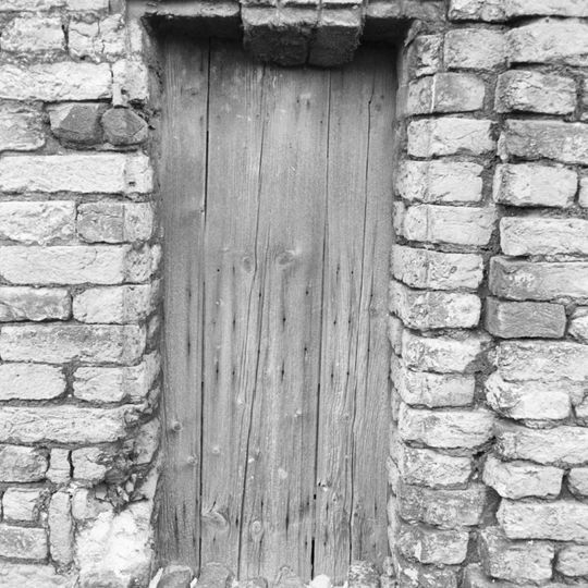 Huis onder een dwars zadeldak met het nummer 16