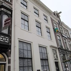 Pand met gepleisterde lijstgevel