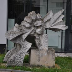 Skulptura před budovou E.ON