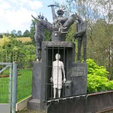 Kovová plastika Ve spáru moci u mostku přes potok Popelka v Nové Vsi