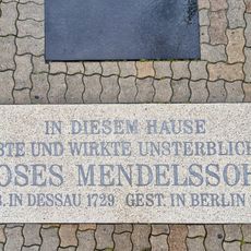 IN DIESEM HAUSE LEBTE UND WIRKTE UNSTERBLICHES MOSES MENDELSSOHN