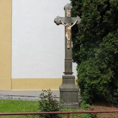 Kříž u jižní zdi kaple svaté Barbory v Žďáru nad Sázavou