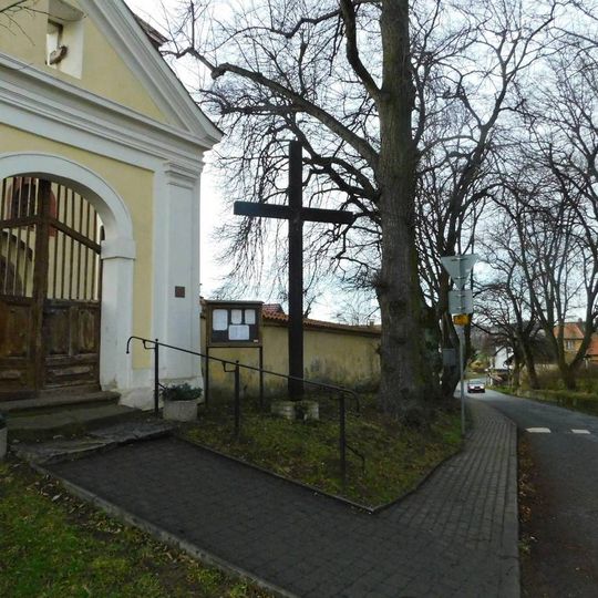Kříž u kostela v Hrusicích
