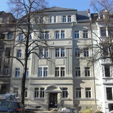 Mietshaus in geschlossener Bebauung mit Vorgarten Würzburger Straße 43a
