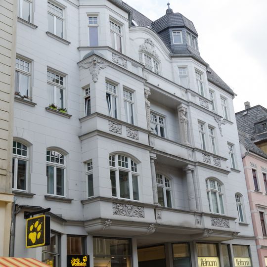 Wohn- und Geschäftshaus in geschlossener Bebauung mit aufwändig gegliederter Fassade mit Loggien und Putz-Stuck-Dekoration von städtebaulicher Bedeutung Hauptstraße 35