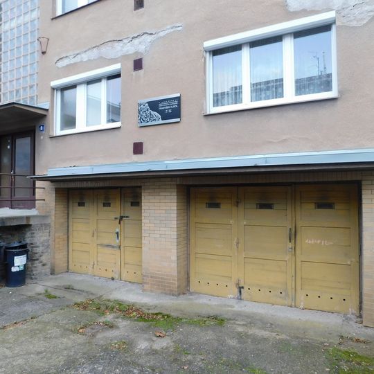 Pamětní deska Františka Vláčila na domě Čínská 748/5 v Bubenči